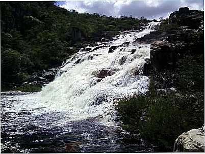 CACHOEIRA NO ARRAIAL DE CURIMATAI EM BUENOPOLIS, POR CELIA CRISTINA DOS SANTOS - BUENPOLIS - MG