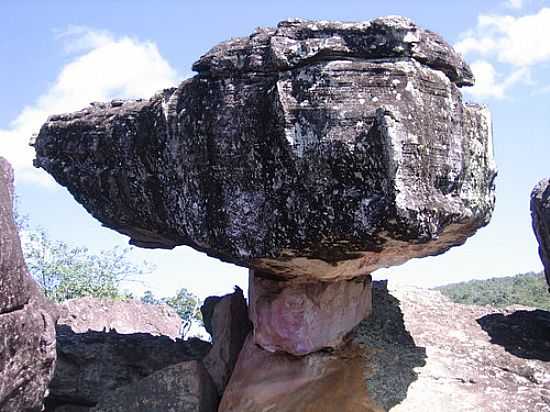 PEDRA VOADORA NA SERRA DO CABRAL EM BUENPOLIS-MG-FOTO:BELQUIOR - BUENPOLIS - MG