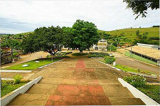 ESCADARIAS DA IGREJA E PRAA OLAVO CARLOS DOS SANTOS-FOTO:SGTRANGEL  - CACHOEIRA ALEGRE - MG