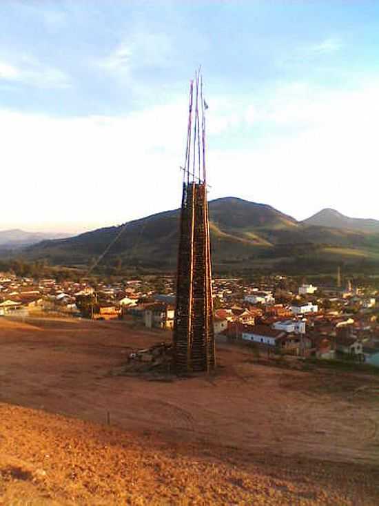 FOGUEIRA SENDO MONTADA-FOTO:RONIERE_REZENDE  - CACHOEIRA DE MINAS - MG