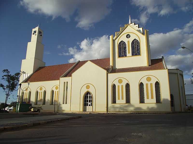 CAETANPOLIS-MG-LATERAL DA MATRIZ DE SANTO ANTNIO-FOTO:ROGRIO SANTOS PEREIRA - CAETANPOLIS - MG
