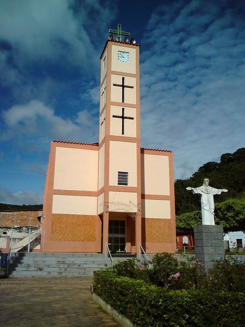 CAIANA-MG-CRISTO EM FRENTE A MATRIZ-FOTO:ERICBL - CAIANA - MG