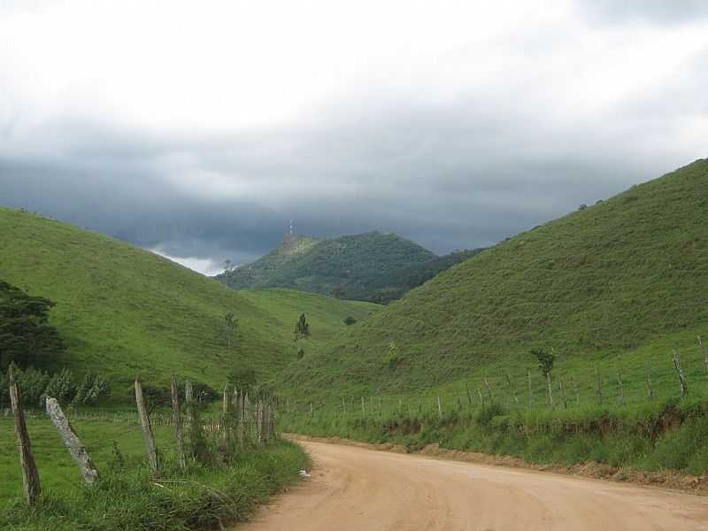 CAIANA-MG-ESTRADA ENTRE A SERRA-FOTO:JOSE ADAL PEREIRA DE SOUZA - CAIANA - MG