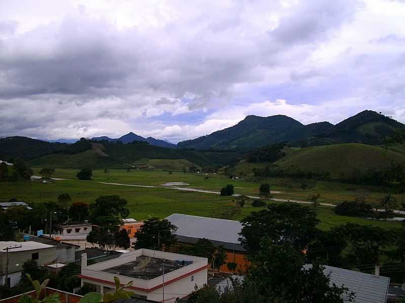 CAIANA-MG-VISTA PARCIAL DA CIDADE E A SERRA-FOTO:WALACE SOUZA - CAIANA - MG