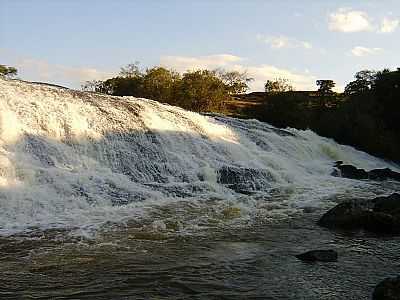 CACHOEIRA DA SAUDADE POR ULISSES G BORGES - CALDAS - MG