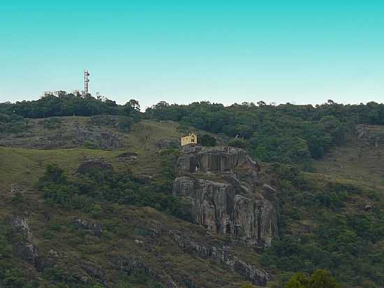 CALDAS-MG-CAPELA DE SANTA BRBARA NA PEDRA DO CORAO-FOTO:OLINTOCRISTO - CALDAS - MG