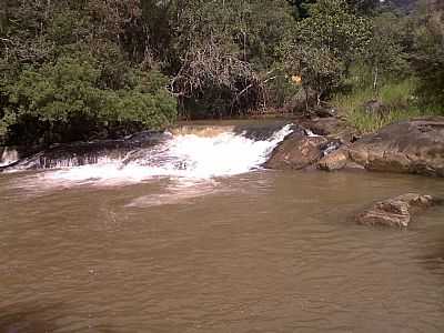 CASCATA POR ULISSES G BORGES - CALDAS - MG