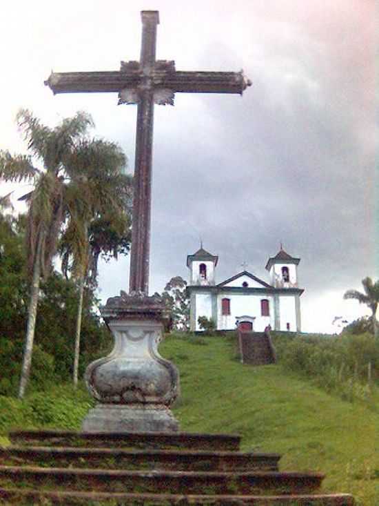 IGREJA E CRUZEIRO EM CAMARGOS - ESTRADA REAL-FOTO:WWW.TRILHASGERAIS.COM, POSTADA POR ALESSANDRO BORSAGLI - CAMARGOS - MG