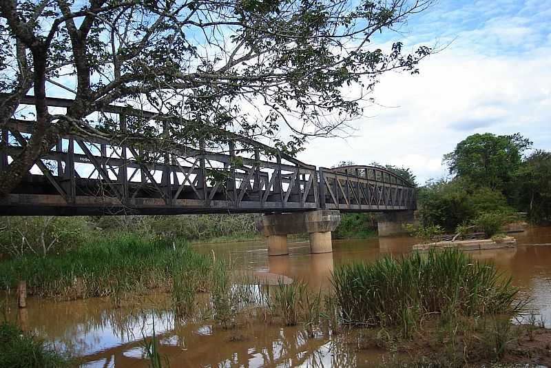 CANA VERDE-MG-PONTILHO FERROVIRIO SOBRE O RIO JACAR-FOTO:VICENTE FREIRE BARBOSA - CANA VERDE - MG