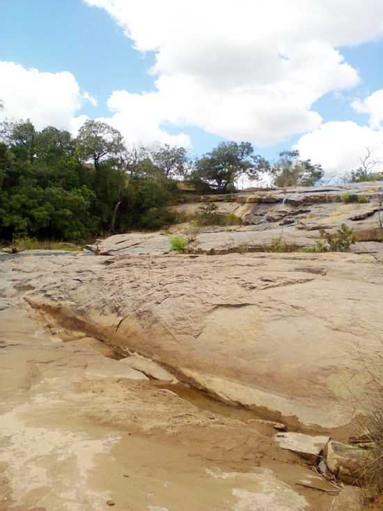 CACHOEIRA, POR PATRICIA BARBOZA - CANDEIAS - MG