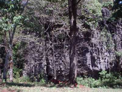 CAVERNA NOS ARREDORES DA CIDADE, POR MARCOS VINCIUS - CAPIM BRANCO - MG