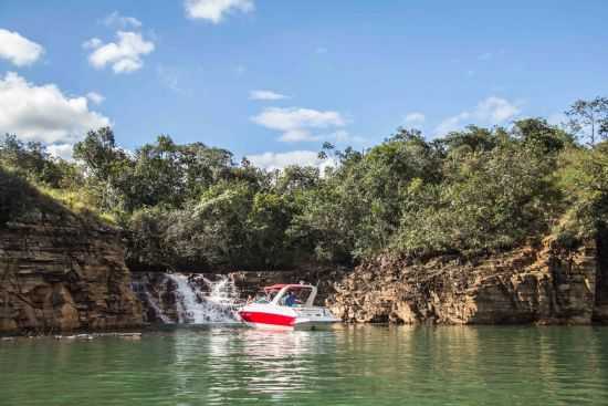 CACHOEIRA NO LAGO DE FURNAS, POR LUIZ D S COELHO - CAPITLIO - MG