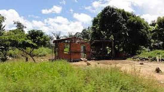 RUINA DE CASA EM REA RURAL DE CANTANZAL-AP-FOTO:EN.TOPICTURES. - CANTANZAL - AP