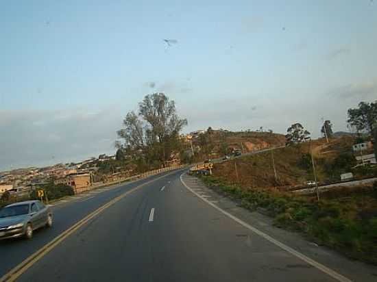 PONTE SOBRE VIA FRREA-FOTO:JAIRONUNES  - CARANDA - MG