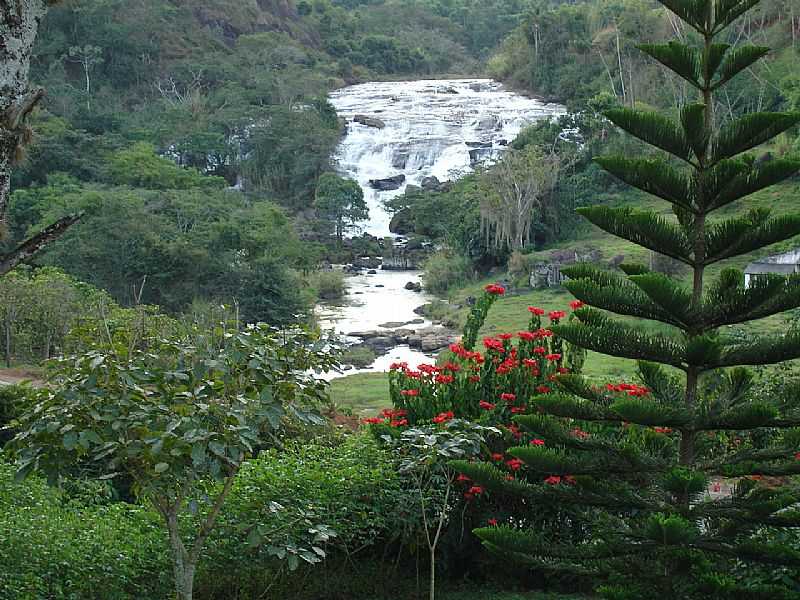 CACHOEIRA NO RIO CARANGOLA  MARGEM DA BR 482  - CARANGOLA - MG