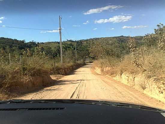 ESTRADA RURAL EM CARIOCA-FOTO:ARTHUR LUCAS PEREIRA - CARIOCA - MG