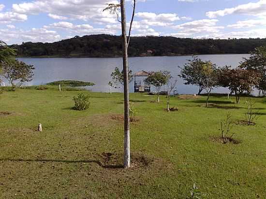 LAGOA RANCHO EM CARIOCA-FOTO:ARTHUR LUCAS PEREIRA [PANORAMIO] - CARIOCA - MG