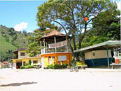 CENTRO EM FRENTE  IGREJA, POR MAURCIO AMARAL MENEZES - CARMSIA - MG