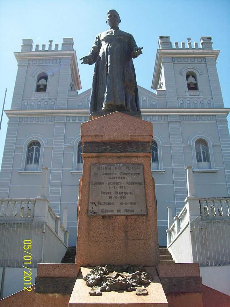 CARMO DE MINAS-MG-HOMENAGEM AO PE.JOAQUIM G.CARDOSO EM FRENTE  MATRIZ DE N.SRA.DO CARMO-FOTO:JOSUE MARINHO - CARMO DE MINAS - MG