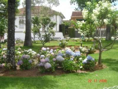 JARDIM EM FRENTE A IGREJA, POR MARIA LCIA MARTINS E VASCONCELOS - CARMO DO RIO CLARO - MG