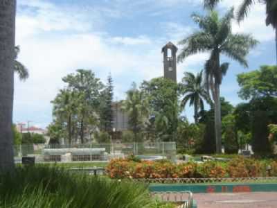 JARDIM EM FRENTE A IGREJA, POR MARIA LCIA MARTINS E VASCONCELOS - CARMO DO RIO CLARO - MG