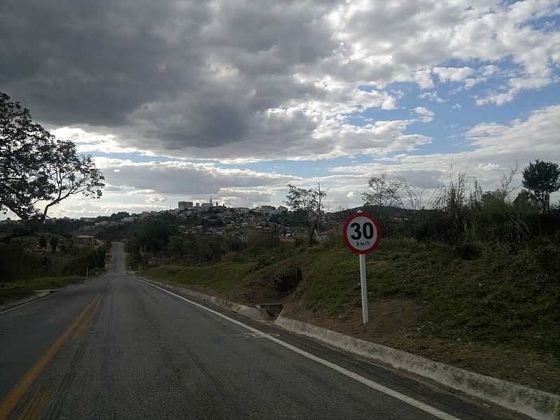 CARMPOLIS DE MINAS-MG-CHEGANDO NA CIDADE-FOTO:MARCILVA CARMPOLIS - CARMPOLIS DE MINAS - MG