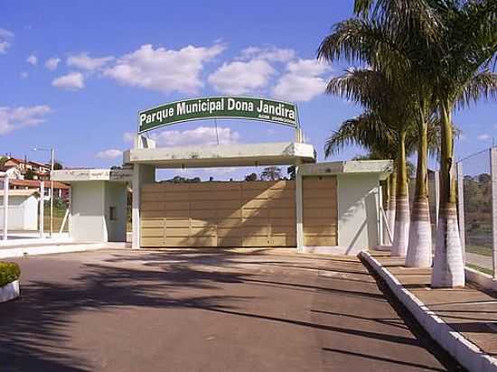 PARQUE MUNICIPAL DONA JANDIRA-FOTO:JOSE SEBASTIAO RAMOS [PANORAMIO] - CARVALHPOLIS - MG