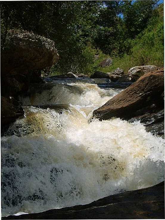 CACHOEIRA BAIRRO CAPEADA, POR RODRIGO - CARVALHOS - MG