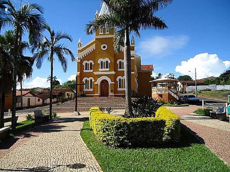 PARQUIA E PRAA-FOTO:ANIVALDO GONALVES - CASCALHO RICO - MG