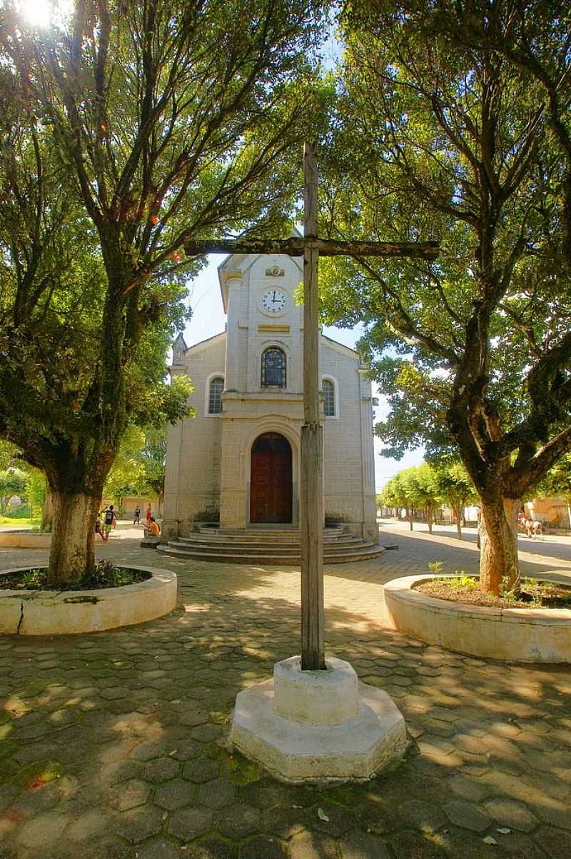 CATAGUASES-MG-CRUZEIRO EM FRENTE A IGREJA DE SO FRANCISCO-FOTO:SGTRANGEL - CATAGUASES - MG