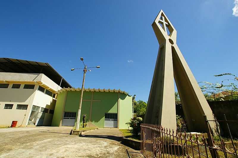 CATAGUASES-MG-MONUMENTO EM FRENTE A IGREJA DE SO CRISTVO-FOTO:SGTRANGEL - CATAGUASES - MG