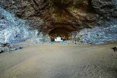 INTERIOR DA GRUTA DA PEDRA SANTA-FOTO:SGTRANGEL  - CATUN - MG