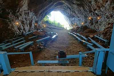 INTERIOR DA GRUTA DA PEDRA SANTA-FOTO:SGTRANGEL  - CATUN - MG