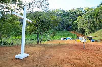 CRUZEIRO NA ENTRADA DA PEDRA SANTA-FOTO:SGTRANGEL  - CATUN - MG