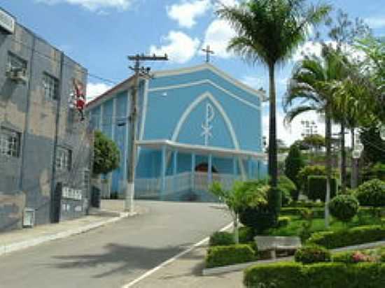 PRAA E IGREJA EM CENTRAL DE MINAS-FOTO:MONTANHA - CENTRAL DE MINAS - MG