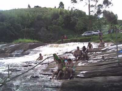 CACHOEIRA DOS MENEZES, POR ALEX HUNGRIA - CHCARA - MG