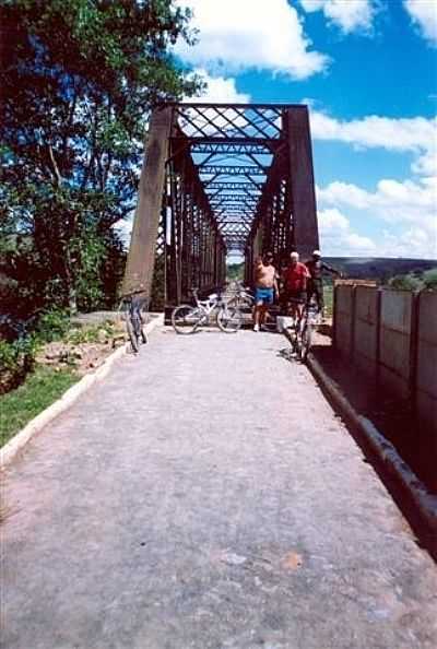 PONTE SOBRE O RIO POMBA POR ANDRE ALVIM(XX) - CISNEIROS - MG