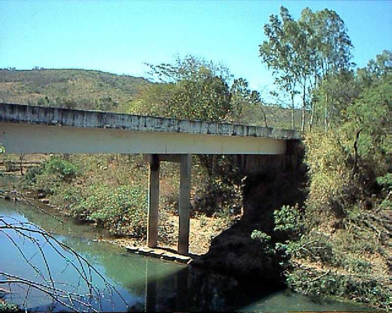 CLARO DOS POES-MG-PONTE SOBRE O RIO SO LAMBERTO-FOTO:RENATO DUARTE - CLARO DOS POES - MG