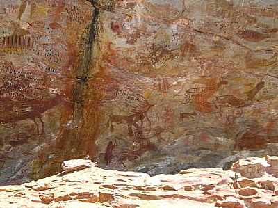 PINTURAS RUPESTRES POR JUAREZ DE OLIVEIRA - COCAIS - MG