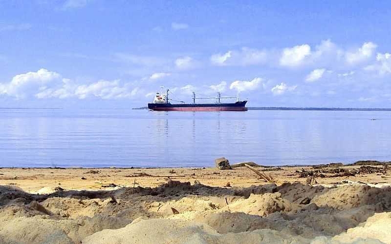 FAZENDINHA-AP-NAVIO TRANSPORTADOR DE CAVACO ANCORADO NA PRAIA-FOTO:MARCONDES PEREIRA - FAZENDINHA - AP