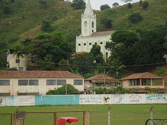 CAMPO DE FUTEBOL COM IGREJA AO FUNDO-FOTO:ELIVANDER [PANORAMIO] - CONCEIO DE IPANEMA - MG