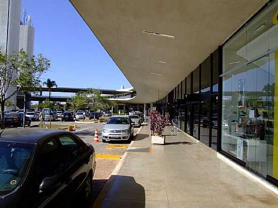 CONFINS-MG-ESTACIONAMENTO DO AEROPORTO TANCREDO NEVES-FOTO:JOSE GUSTAVO ABREU MURTA - CONFINS - MG