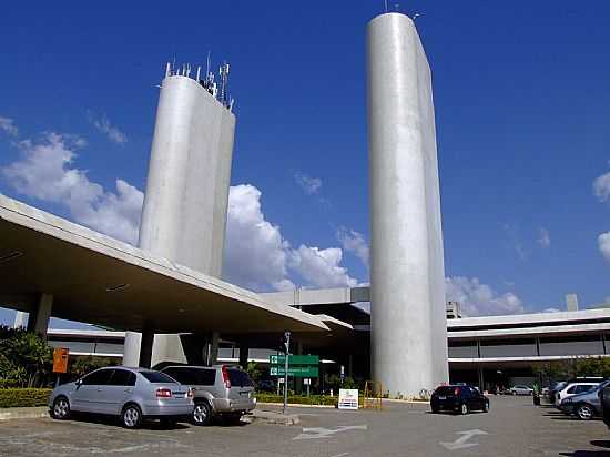 CONFINS-MG-ESTACIONAMENTO E O PRDIO DO AEROPORTO TANCREDO NEVES-FOTO:JOSE GUSTAVO ABREU MURTA - CONFINS - MG