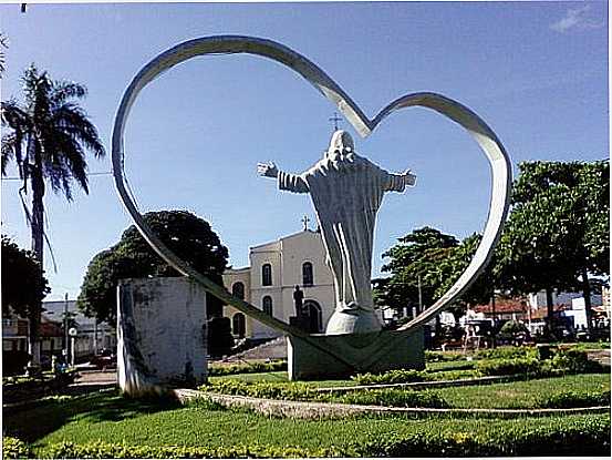 PRAA DA MATRIZ E O SMBOLO DA CIDADE DE CORAO DE JESUS-MG-FOTO:RMULO HENOK - CORAO DE JESUS - MG