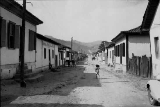 RUA ANTNIO PEREIRA RAMOS DECADA DE 1940, POR JL BRANDO - COROACI - MG