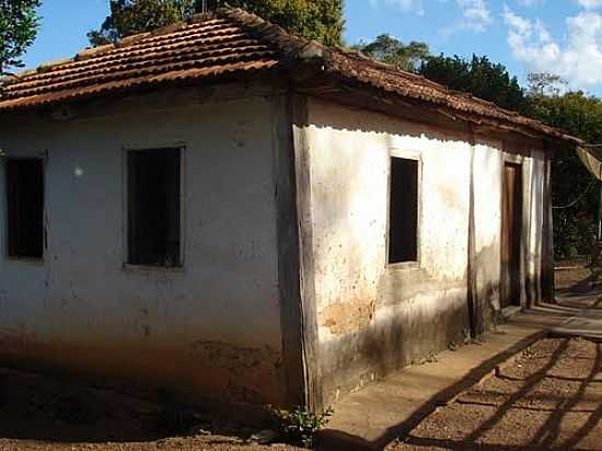 CASA CENTENRIA EM COROMANDEL-MG-FOTO:REVOREDO - COROMANDEL - MG