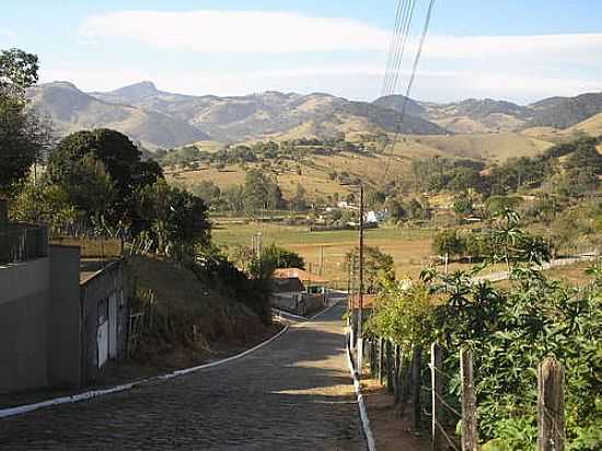 A CIDADE COM A SERRA DA MANTIQUEIRA AO FUNDO-FOTO:MARAL CARBONERI [PANORAMIO] - CRREGO DO BOM JESUS - MG