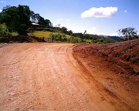 ESTRADA-FOTO:CARLOS ZUCARELI REN [PANORAMIO] - CRREGO DO BOM JESUS - MG