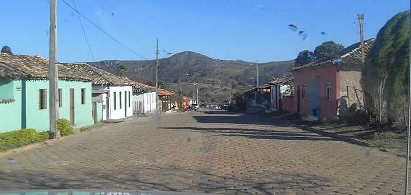 COSTA SENA-MG-RUA DA CIDADE E A SERRA-FOTO:VINICIUS MARTINS - COSTA SENA - MG