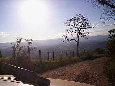 ESTRADA-FOTO:BASSANI.E  - DISTRITO DOS COSTAS - MG